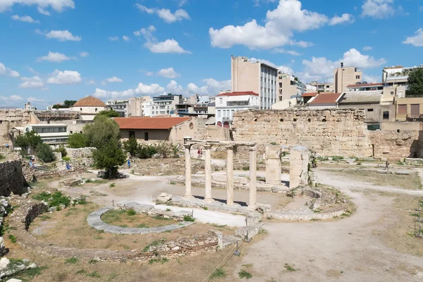 Athens, Griekenland-13 September 2015. Toeristen en de plaatselijke bevolking met een bezoek aan een oude Romeinse markt in Athene. — Stockfoto