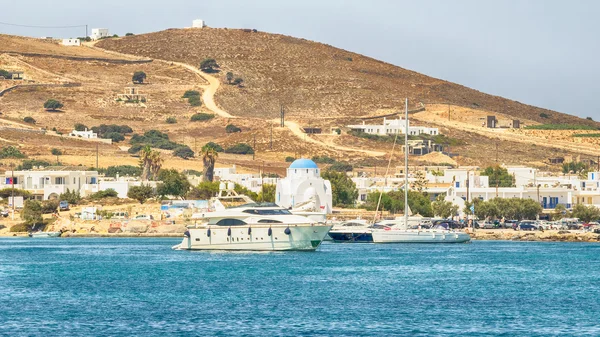 Puerto de Antiparos en Grecia con una iglesia blanca tradicional parada en el medio . — Foto de Stock