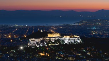 Akropolis'in Yunan manzara gün batımına karşı.