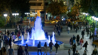 Atina, Yunanistan 11 Kasım 2015. Sıradan gece hayatı Sintagma Atina insanlar ve turistlerin Yunanistan ile kare.