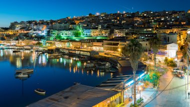 Atina, Yunanistan 17 Kasım 2015. Peraeus Mikrolimano limanda ışıklar karşı.
