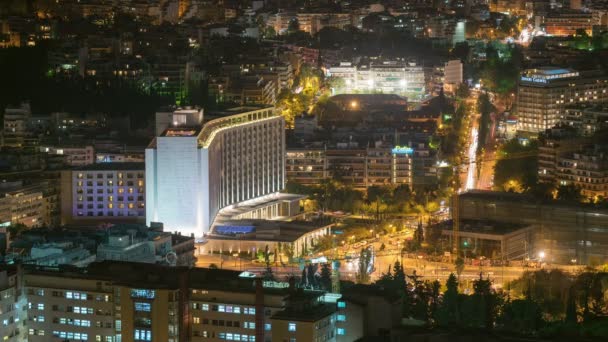 Atene, Grecia 4 novembre 2015 Il movimento di notte ha offuscato il traffico a Atene contro le luci della città . — Video Stock