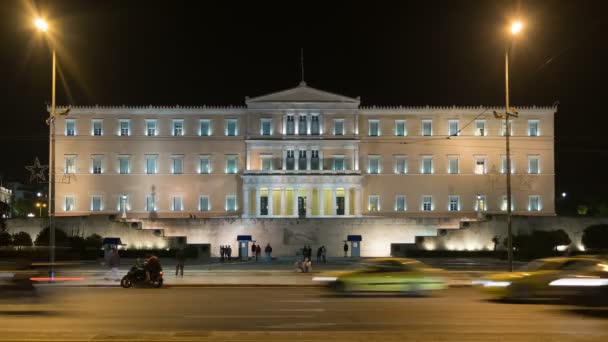 November 11-én 2015-re Athens, Görögország. Idő telik el a szokásos éjszakai forgalom előtt a görög parlament. — Stock videók
