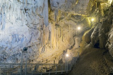 Sarkıt ve dikitler ile Yunanistan ANTIPAROS adasında mağara.