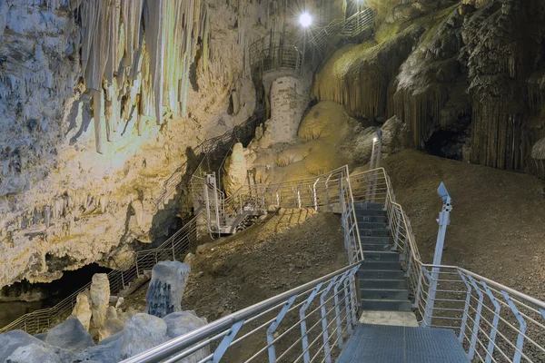 Bella grotta ad Antiparos con stalattiti e stalagmiti . — Foto Stock