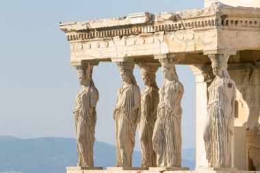 Yunanistan'daki Acropolis adlı caryatids gökyüzüne karşı.