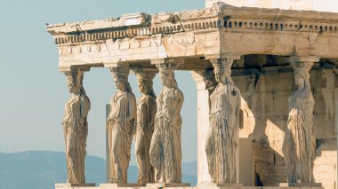 Yunanistan'daki Acropolis adlı caryatids heykeller.
