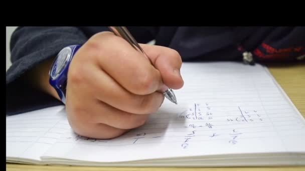Student gör sin matematik läxor i ett studierum. — Stockvideo