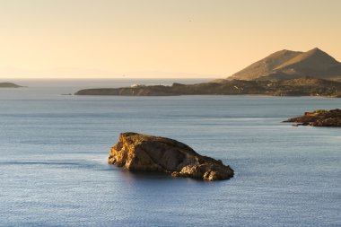 Güzel kayalık deniz. Yunanistan Sounio görünümünden.
