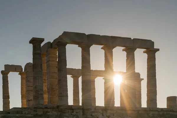 Tempel van Poseidon silhouet in Sounio Griekenland tegen de stralen van de zon. — Stockfoto