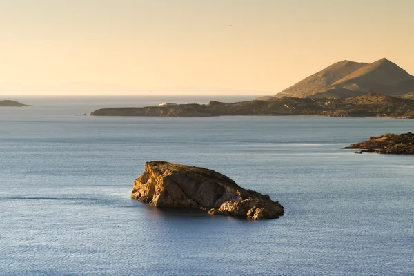 Güzel kayalık deniz. Yunanistan Sounio görünümünden.