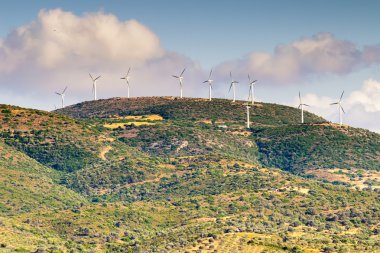 Rüzgar türbinleri Yunanistan Evia Hills'te üstüne.