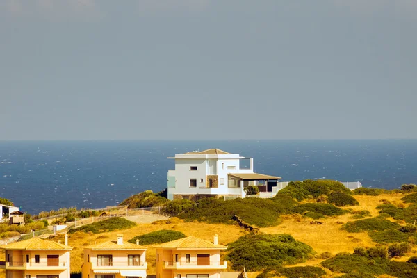 Belle maison au sommet d'une colline à Agious Apostolous en Evia Grèce contre la mer . — Photo