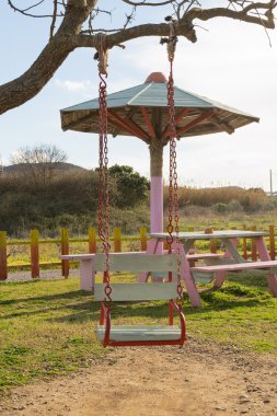 Çocuklar güzel bir arka plan bir parkta salıncak.