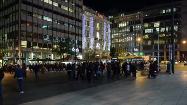 雅典，希腊 2015 年 12 月 2 日。快速运动的人在圣诞节的时候走在雅典的宪法广场. — 图库视频影像