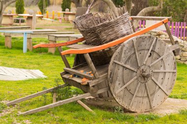 Bir parkta dışarı eski retro ulaşım vagon.