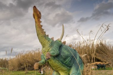 Atina, Yunanistan 17 Ocak 2016. Dev dinozor portre Yunanistan Dinozorlar Park.