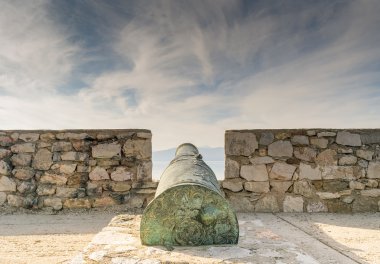 Yunanistan Nafplio yaşlı yaşta dramatik gökyüzü karşı güzel canon.