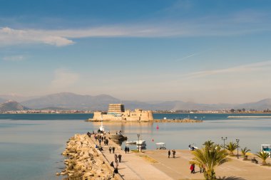 Atina, Yunanistan, 27 Aralık 2015. Arka plan olarak eski kale bourtzi ve gökyüzü ile Yunanistan Nafplio, hayat.