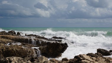Scogliera mare Mediterraneo Kosta siciliana 