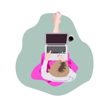 Dizüstü bilgisayarda çalışan bir kız. Kişisel izolasyon, uzaktan çalışma