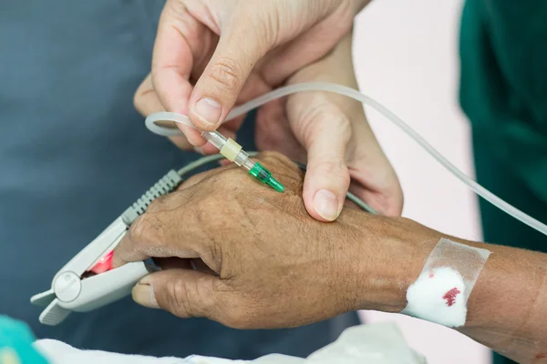 Sjuksköterska får intravenouse vätska infogning — Stockfoto