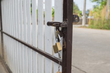 çit bir kilit ve anahtar vardır