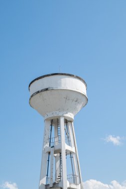 Mavi gökyüzü olan büyük su tankı