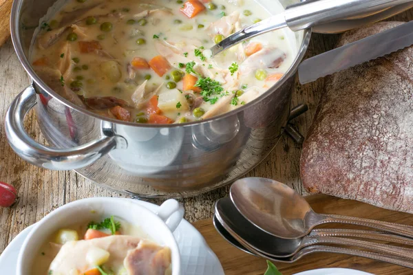 Estofado Pollo Cremoso Con Verduras Servido Una Olla Con Cuchara —  Fotos de Stock