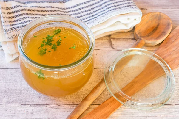 Frisch Gekochte Hausgemachte Knochenbrühe Glas Auf Rustikalem Holztischhintergrund Einer Küche — Stockfoto