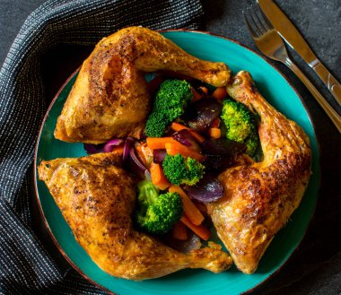 Izgara tavuk bacağı ve taze pişmiş sebzeler.