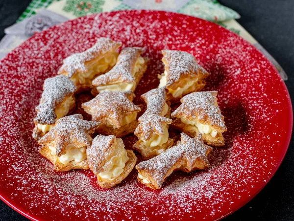 Repostería Navidad Recién Horneada Plato Rojo Vista Cerca —  Fotos de Stock