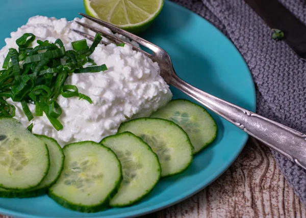 Gezond Huisje Kaas Salade Met Verse Komkommers Geserveerd Een Klimaatvriendelijke — Stockfoto