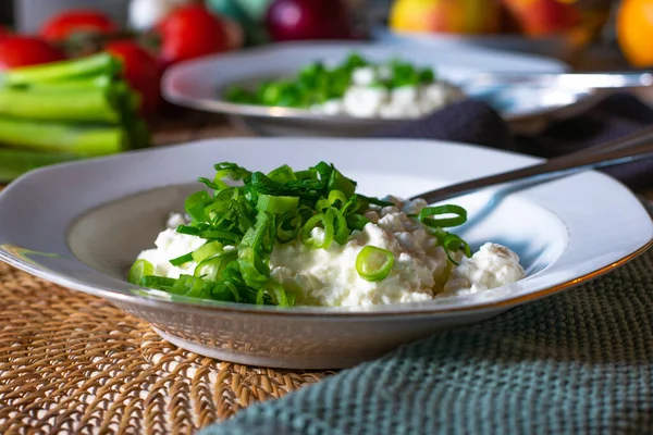 Een Bord Met Kwark Bieslook Rustieke Tafel Met Wazige Achtergrond — Stockfoto