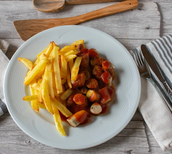 Home Gekookte Currywurst Met Zelfgemaakte Frietjes Geserveerd Een Witte Plaat — Stockfoto