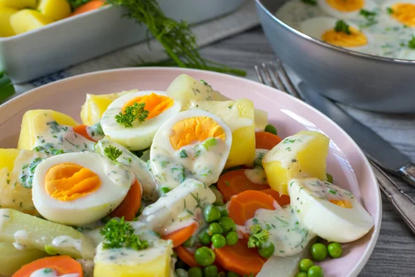 Zelfgebakken Gerecht Met Gekookte Eieren Kruidenbechamelsaus Groenten Geserveerd Een Keukentafel — Stockfoto