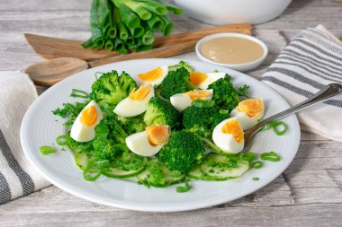 Masada servis edilen yeşil sebzeli ve fıstık soslu Endonezya gado salatası. 