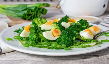 Masada servis edilen yeşil sebzeli ve fıstık soslu Endonezya gado salatası. 
