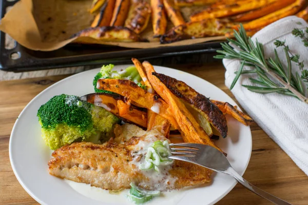 Natural Pan Fried Fish Fillet Sweet Potato Fries Plate — Stockfoto