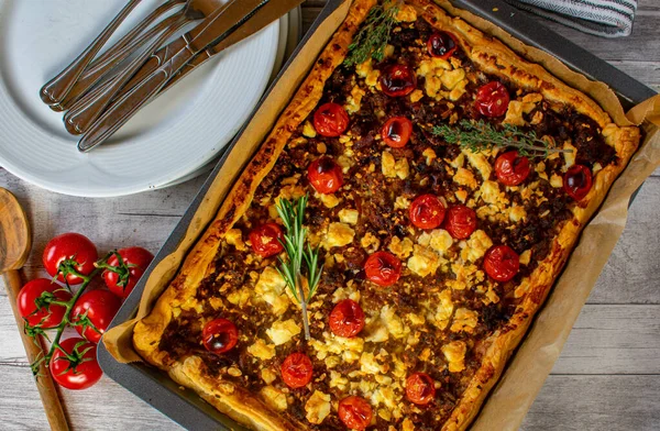 Mediterranes Ofengericht Mit Herzhaftem Blätterteig Garniert Mit Hackfleisch Feta Käse — Stockfoto