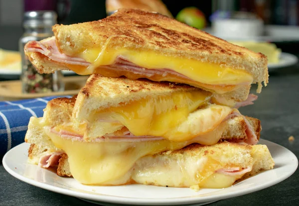 Ongezond Eten Een Stapel Ham Kaas Sandwiches Met Veel Kaas — Stockfoto