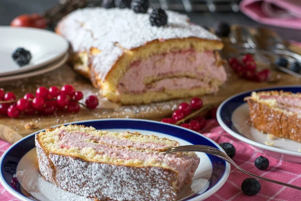 Kex Rulle Eller Swiss Rulle Fylld Med Jordgubbskräm Och Serveras — Stockfoto