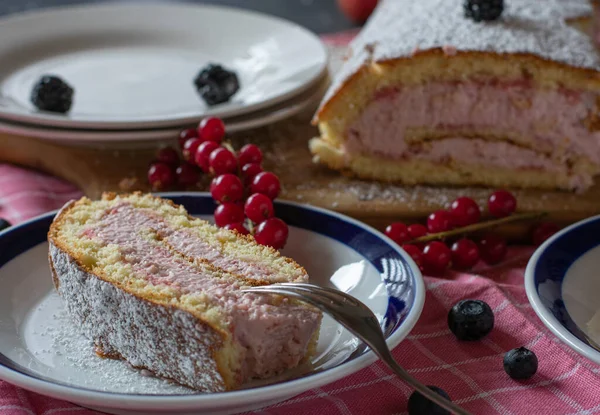 Rotolo Biscotti Rotolo Svizzero Ripieno Crema Fragole Servito Piatto Con — Foto Stock