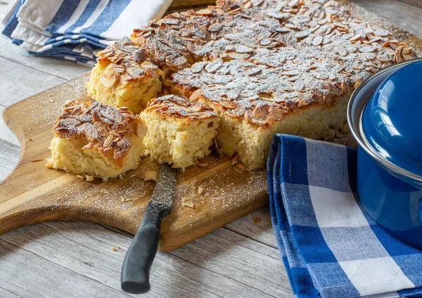 Gâteau Aux Amandes Aux Pommes Sur Une Planche Rustique Bois — Photo