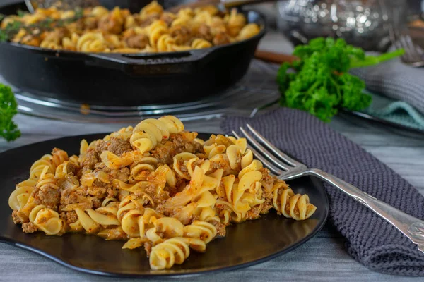 Pasto Semplice Con Pasta Carne Macinata Cavolo Serviti Piatto Con — Foto Stock