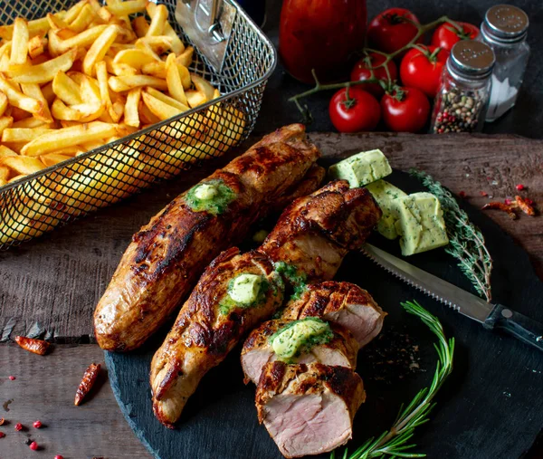 Färsk Grillad Fläskfilé Hel Filé Serverad Med Örtsmör Och Hemlagad — Stockfoto