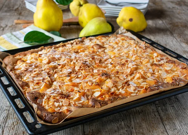 Torta Foglio Con Mele Cotogne Mandorle Una Teglia Forno — Foto Stock