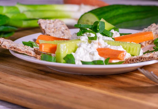 Eiwitsalade Met Verse Groenten Kwark Fiberkoeken Geserveerd Een Bord — Stockfoto