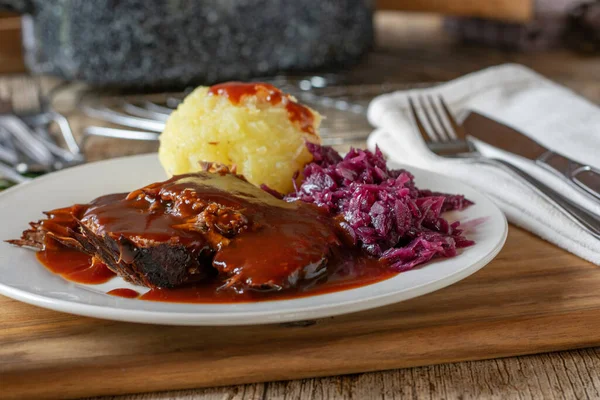 Carne Assada Alemã Tradicional Com Molho Carne Repolho Vermelho Bolinho — Fotografia de Stock