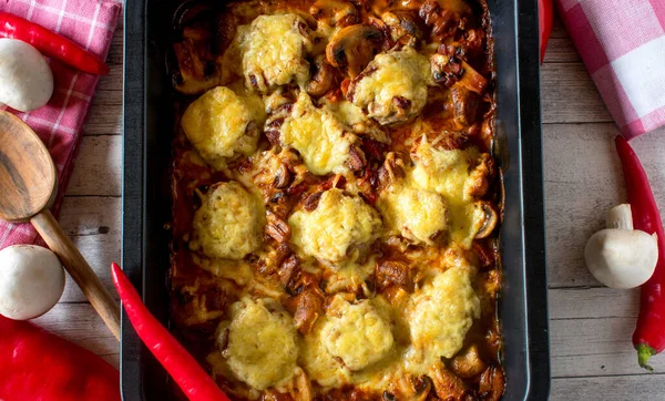 Medalhões Lombo Porco Gratinado Com Queijo Gotoso Delicioso Cogumelo Molho — Fotografia de Stock